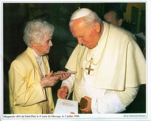 małgorzata-przekazuje-janowi-pawłowi-czwarty-tom-orędzia