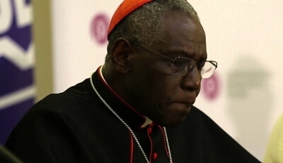 Kardynał Sarah: powszechnie udzielana Komunia na rękę to część ataku Szatana na Eucharystię